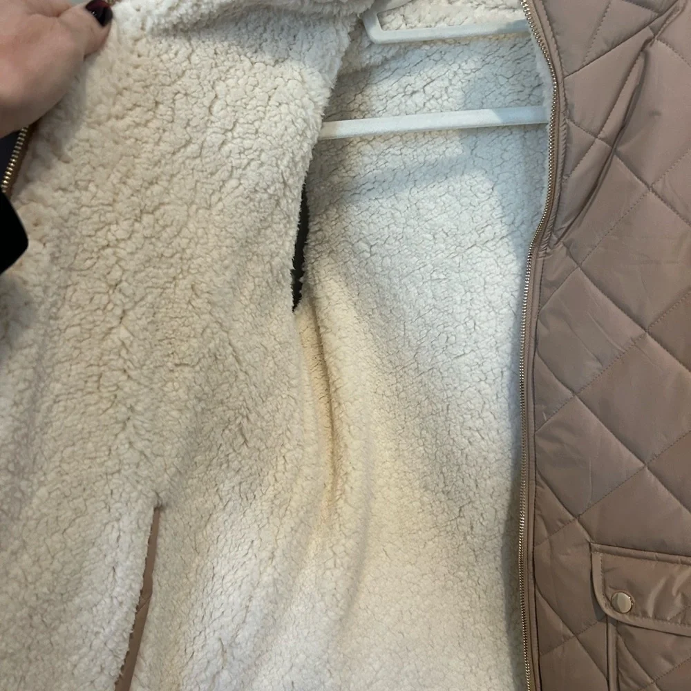 Amazon Essentials Women's Beige Quilted Puffer Vest - Picture 6 of 7